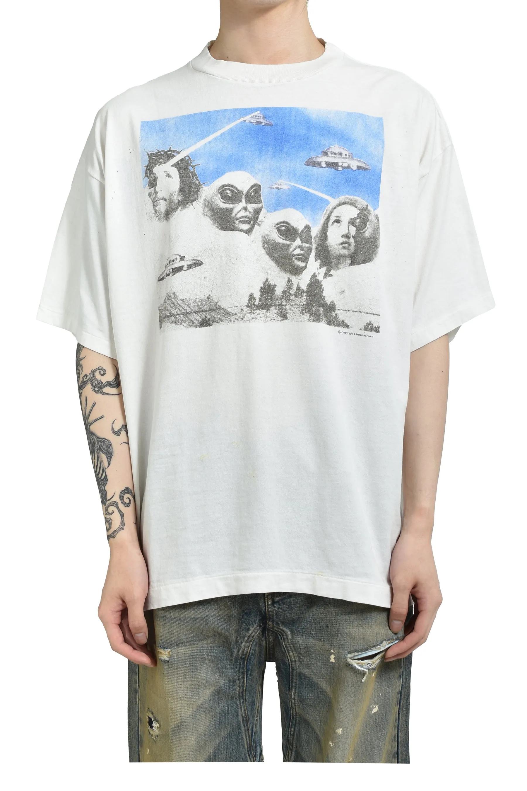 SAINT Mxxxxxx × Sean Wotherspoon SW_SS TEE/KIKI/WHT Alien Crisis/Alien President Mountain TEE Off-White S-XL Super Handsome Co-branded Alien Print Design Correct Version Customized SW Co-branded Accessories Cylindrical Seamless High Weight Fabric Enzyme Heavy Wash Water Distress Handmade Garment Graffiti Splashing Ink